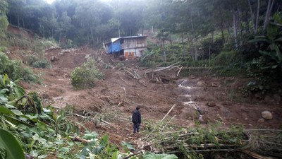 Longsor Tutup Akses Jalan di Sukajaya Bogor