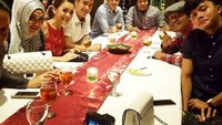 Hadir ke acara jamuan makan malam di pesta ulang tahun Andre Taulany, ini keseruan Lina bersama sang putra, Rizky Febrian dan teman-teman artis lainnya.Foto: Instagram @putridelinaa