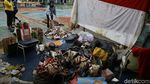 Ramai-ramai Bersihkan Sekolah Terdampak Banjir