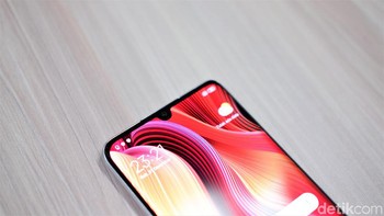 Mengusung notch tetesan air. Di sana ada kamera selfie 32 MP. Foto: Adi Fida Rahman/detikINET