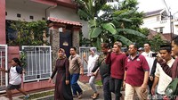 Keduanya tak bisa menyembunyikan kesedihan. Foto: (Dony Indra Ramadhan/detikcom)
