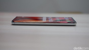 Ponsel ini lumayan tebal, yakni 9,7 mm. Selain itu terasa sedit berat, bobotnya 208 gram. Foto: Adi Fida Rahman/detikINET