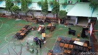 Terlihat sejumlah bangku dan kursi dikeluarkan untuk dijemur.