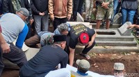 Tampak anak Lina dan Sule, Rizki Febian dan Putri Delina, ikut menghadiri pemakaman. Foto: (Dony Indra Ramadhan/detikcom)