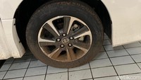 Ada juga mobil Alphard yang harus diservis ringan karena terkena banjir. Disebut servis ringan karena rendaman air sebatas karpet. Foto: Auto2000