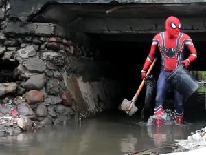 Video Spiderman Turun Tangan Bersihkan Sampah di Selokan