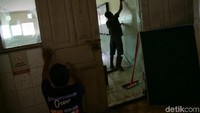 Beberapa ruang kelas juga dibersihkan.