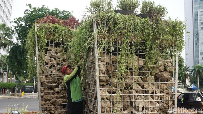 Instalasi batu gabion kembali dipasang di Bundaran Hotel Indonesia (HI) hari ini, Sabtu (4/1/2020). Penasaran?