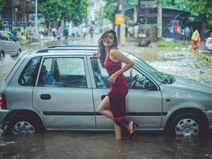 Mahasiswi Cantik Pose Santuy dengan Mobil Saat Banjir