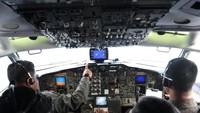 Sejumlah prajurit TNI AU melakukan patroli udara menggunakan Pesawat Boeing 737 Intai Strategis AI-7301 Skadron Udara 5 Wing 5 TNI AU Lanud Sultan Hasanudin Makassar di Laut Natuna, Sabtu (4/1/2020).