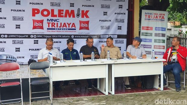 Diskusi Polemik soal banjir di Sasana Krida Karang Taruna Bidara Cina