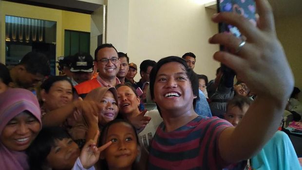 Anies Temui Pengungsi Banjir Pengadegan, Pastikan Kebutuhan Terpenuhi