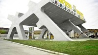 Struktur beton yang menonjol kokoh dalam ukuran besar menjadi daya tarik Wissol Gas Station di Georgia ini. Mengingatkan kita pada bangunan zaman batu monolitikum. (Foto: Istimewa/qz.com)