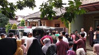 Tampak Sule ikut menggotong keranda jenazah Lina. Foto: (Dony Indra Ramadhan/detikcom)