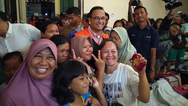 Anies Temui Pengungsi Banjir Pengadegan, Pastikan Kebutuhan Terpenuhi