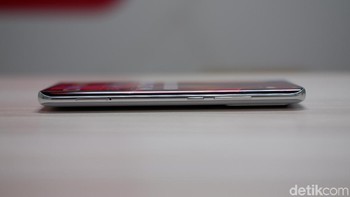 Di sisi kanan terdapat tombol power, pengaturan volume dan SIM Card tray. Foto: Adi Fida Rahman/detikINET