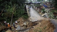 Ini potret jembatan yang terputus di Desa Urug Atas, Kecamatan Sukajaya, Kabupaten Bogor, Jawa Barat, Sabtu (4/1/2020).