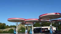 Kanopi berbentuk bulat yang tak biasa ini menjadi keunikan Esso Mobil Station di Inggris (Foto: Istimewa/qz.com)