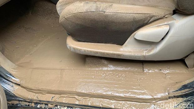 Mobil yang terkena banjir