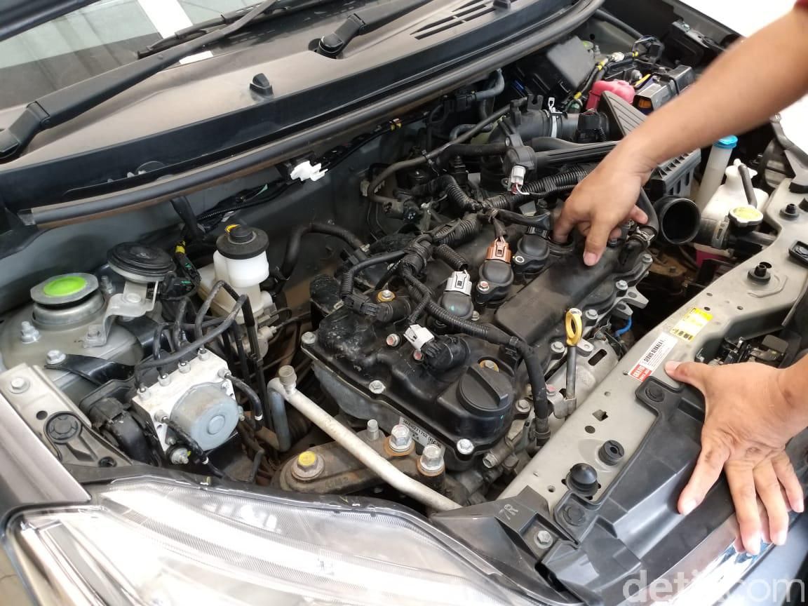 Servis medium mobil kena banjir di Auto2000 Cilandak, Jakarta, Jumat (3/1/2020).