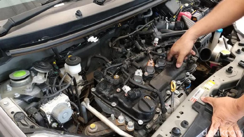 Servis medium mobil kena banjir Servis medium mobil kena banjir di Auto2000 Cilandak, Jakarta, Jumat (3/1/2020).