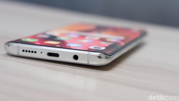 Tepian layarnya dibuat melengkung. Foto: Adi Fida Rahman/detikINET