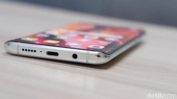 Mi Note 10 Pro masih memiliki port jack audio 3,5 mm.