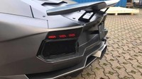 Bagian belakang motor meminjam bentuk Lamborghini Aventador. Motor ini menggunakan tiga roda, satu roda di depan dan dua di belakang.