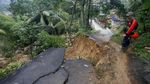 Akses Jalan dan Jembatan Rusak Parah di Sukajaya Bogor