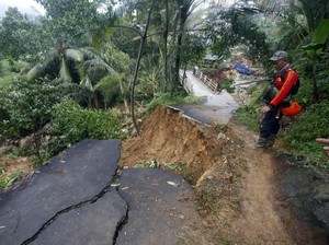 Berjibaku Antar Bantuan ke Desa Terisolasi di Bogor