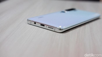 Bagian bawha terdapat speaker, USB Type C dan jack audio 3.5 mm. Foto: Adi Fida Rahman/detikINET