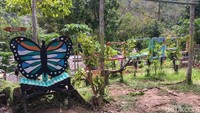 Ada sejumlah spot foto keren yang instagramable, tentunya dengan ciri khas nuansa alam di Kali Biru (Foto: Abdy Febriady/detikcom)