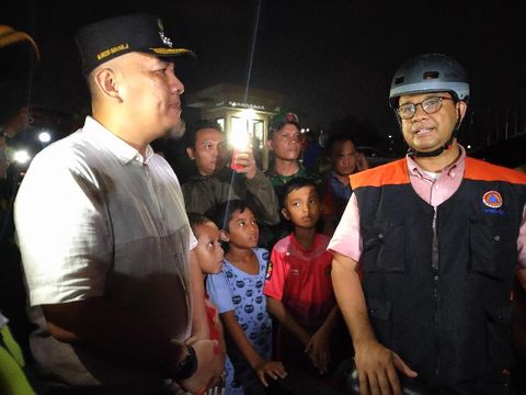 Anies Temui Pengungsi Banjir Pengadegan, Pastikan Kebutuhan Terpenuhi