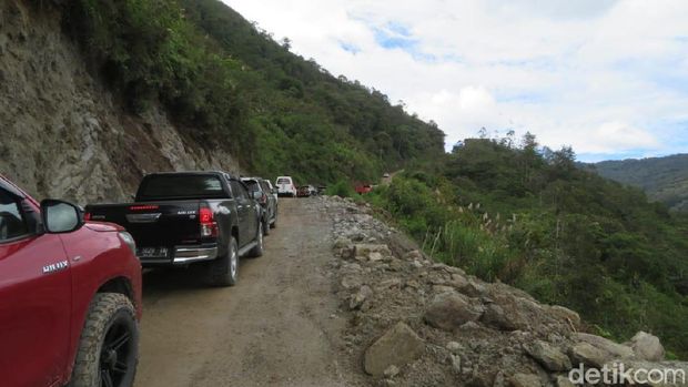 Jalur darat menuju Kecamatan Seko di Kabupaten Luwu Utara, Sulawesi Selatan.