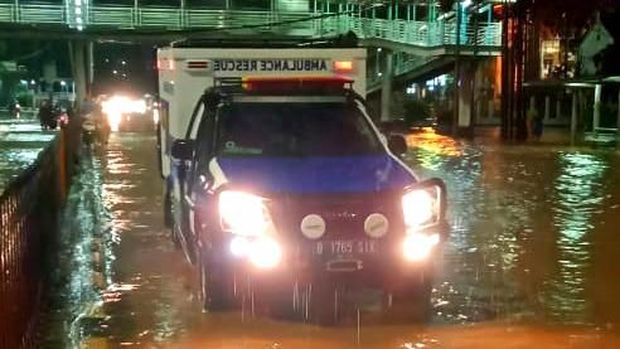Selain Tim Medis, CT ARSA Lebih Dulu Bantu Evakuasi Korban Banjir Jabodetabek