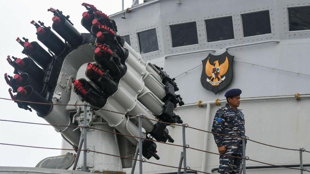 KRI Tjiptadi-381 dalam Operasi Siaga Tempur Laut Natuna 2020 di Pelabuhan Pangkalan TNI AL Ranai, Natuna, Kepulauan Riau, Jumat (3/1).