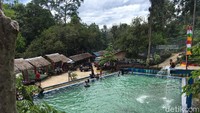 Setiap kolam renang di Kali Biru, terisi air pegunungan yang terus mengalir, membuat pengunjung betah berlama-lama bermain dalam kolam, sambil merasakan kesejukan airnya (Foto: Abdy Febriady/detikcom)