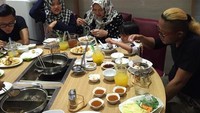 Salah satu makanan yang paling disukai Lina dan keluarganya adalah hot pot. Bersama anak-anaknya, Lina terlihat sibuk menyiapkan makanan.Foto: Instagram @putridelinaa