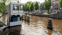 Hotel terletak di sisi sungai yang dulunya bekas jembatan.