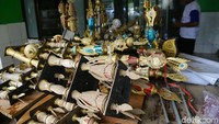 Tampak sejumlah piala penghargaan tak luput diselimuti lumpur.