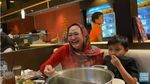 Momen Manis Mendiang Lina Bersama Keluarga Sule Saat Kulineran