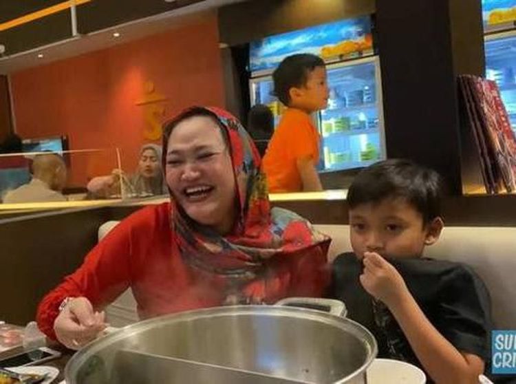 Momen Manis Mendiang Lina Bersama Keluarga Sule Saat Kulineran