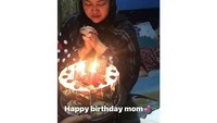 Dapat kejutan dari anak-anaknya, momen Lina merayakan ulang tahun sambil berdoa di depan kue juga jadi momen yang tak terlupakan. Foto: Instagram @putridelinaa