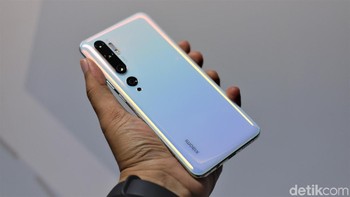 Mi Note 10 Pro memiliki bodi kaca di bagian belakangnya dan diberikan perlindungan Gorilla Glass 5. Rangkanya dari aluminum. Foto: Adi Fida Rahman/detikINET 