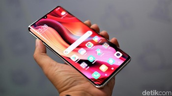 Layarnya mengusung panel AMOLED, berukuran 6,47 inch dengan resolusi Full HD+. Foto: Adi Fida Rahman/detikINET