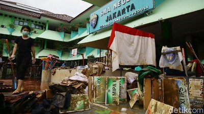 Ramai-ramai Bersihkan Sekolah Terdampak Banjir