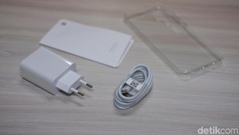 Semua aksesori yang diberikan Xiaomi. Foto: Adi Fida Rahman/detikINET