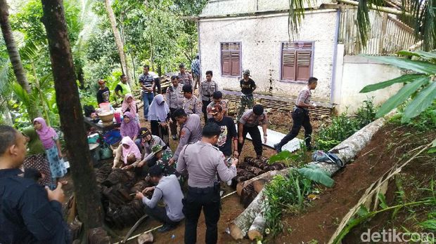 Aparat Perbaiki Rumah Rusak yang Disapu Angin Kencang di Ciamis