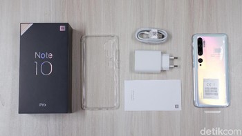 Inilah isi dalam kotak penjualan Mi Note 10 Pro di Indonesia. Foto: Adi Fida Rahman/detikINET