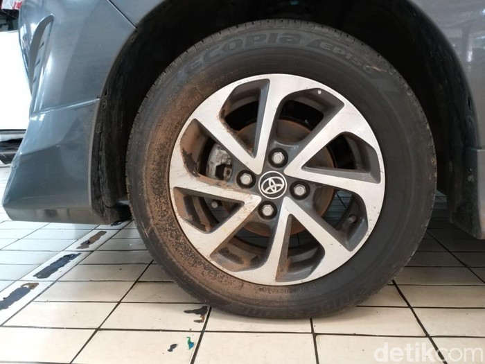 Servis medium mobil kena banjir di Auto2000 Cilandak, Jakarta, Jumat (3/1/2020).